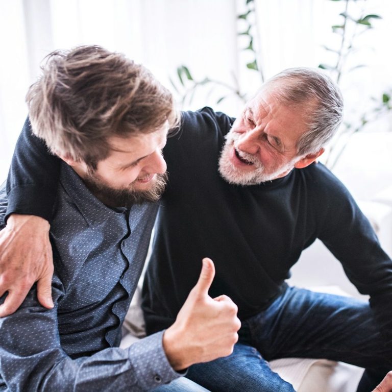 Besprechung in einem modernen Konferenzraum mit mehreren Teilnehmern und Präsentation.
