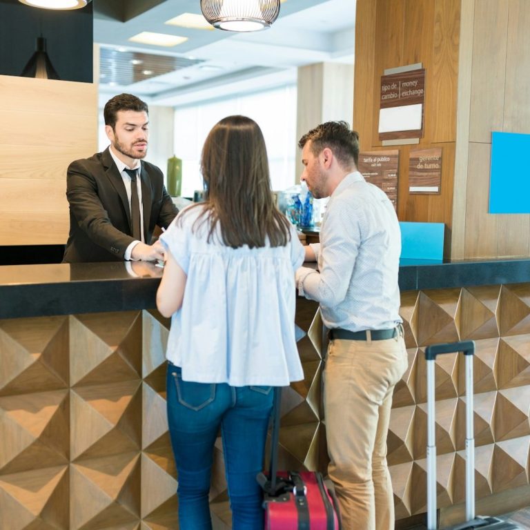 Besprechung in einem modernen Konferenzraum mit mehreren Teilnehmern und Präsentation.