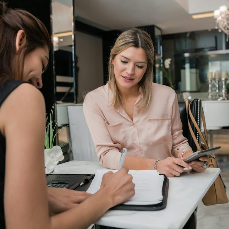Elegantes Wohnzimmer mit einer sofaähnlichen Sitzgelegenheit und stilvollen Lampen.