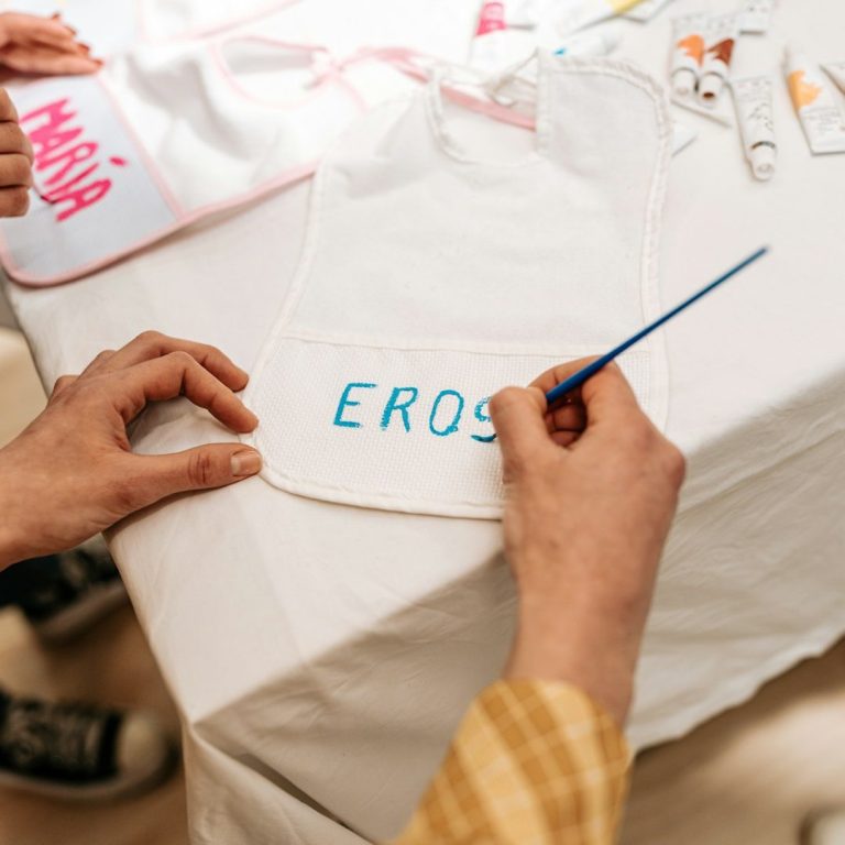 Besprechung in einem modernen Konferenzraum mit mehreren Teilnehmern und Präsentation.